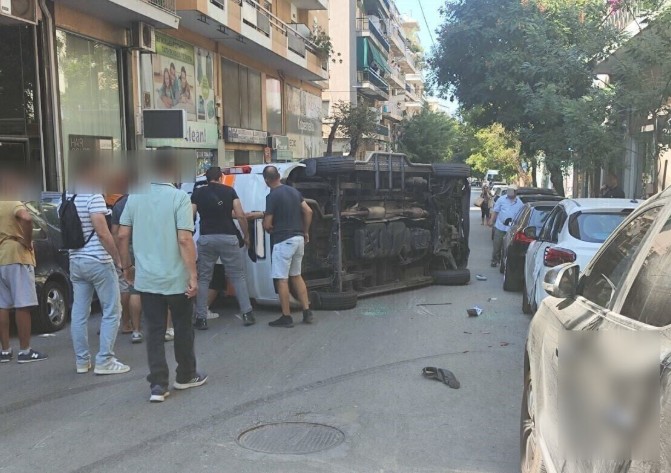 Iδιωτικό ασθενοφόρο ανετράπη στο Γουδή