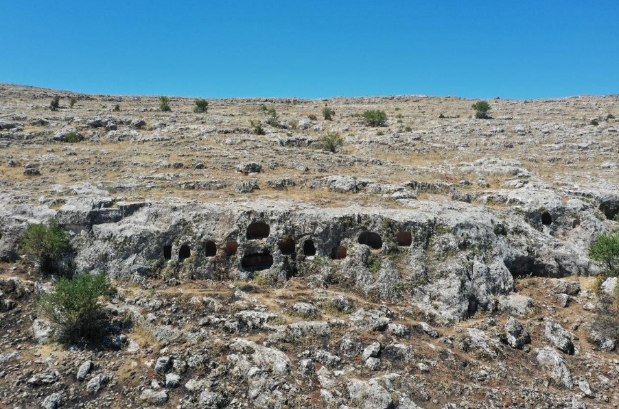 Ανακαλύφθηκαν αρχαίοι τάφοι λαξευμένοι σε βράχο