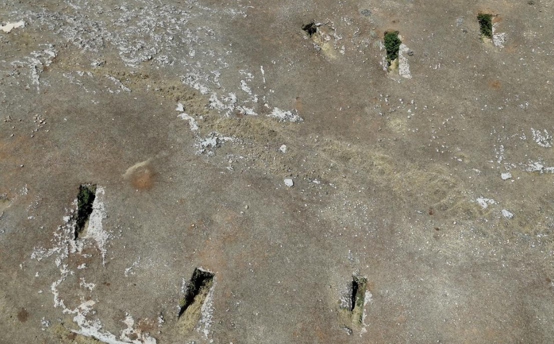 Ανακαλύφθηκαν αρχαίοι τάφοι λαξευμένοι σε βράχο