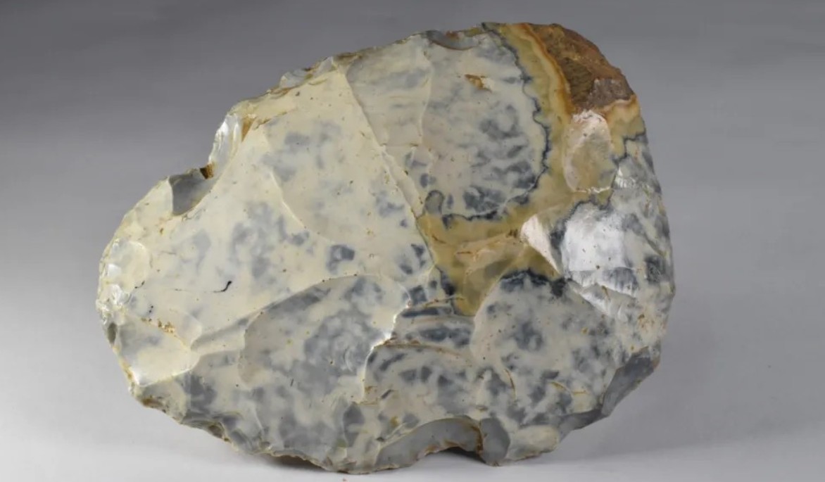 Εργάτης ανακάλυψε προϊστορικό χειροπέλεκυ από την εποχή των Νεάντερταλ