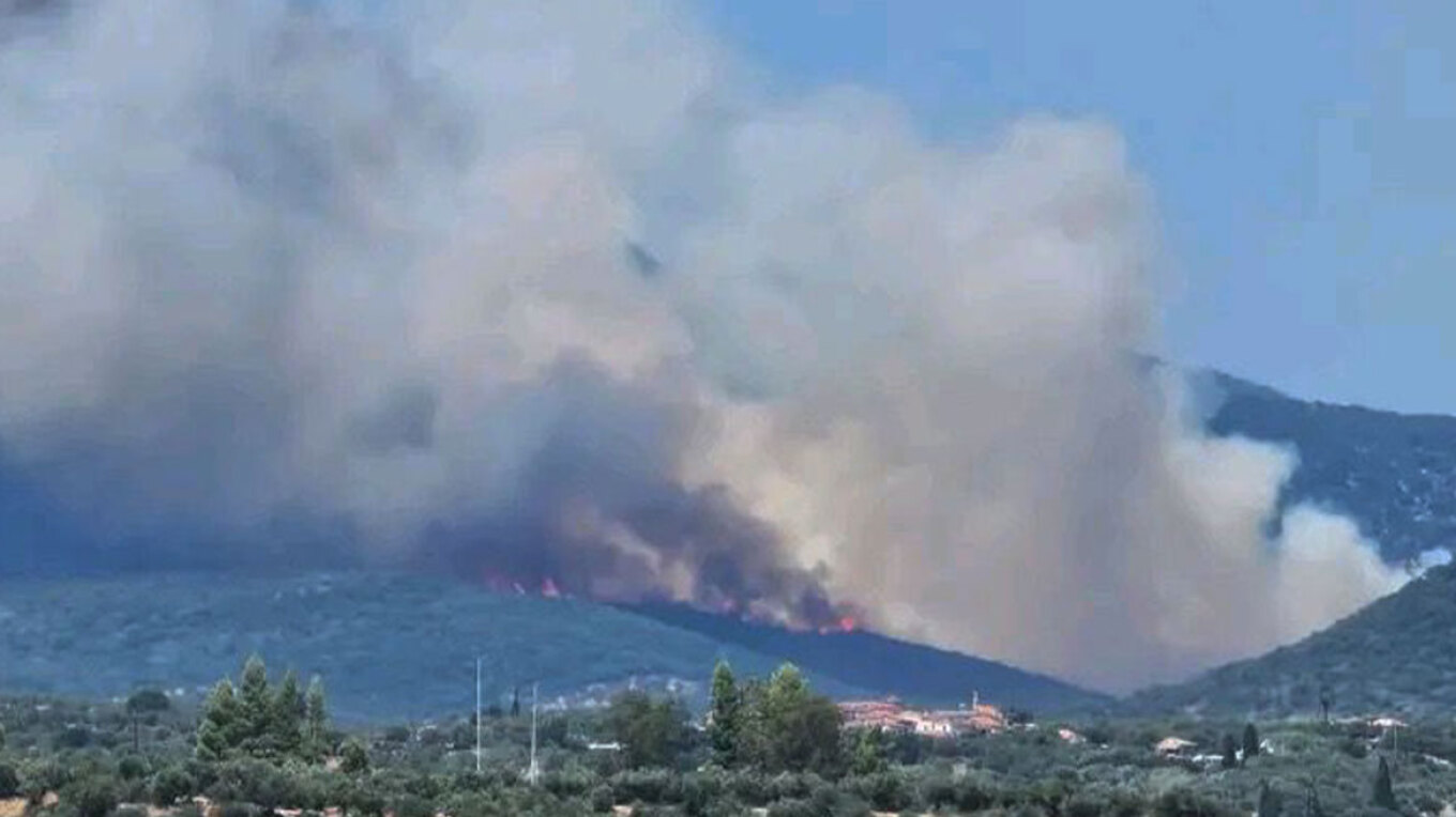 Φωτιά στα Πετράλωνα Μεσσηνίας