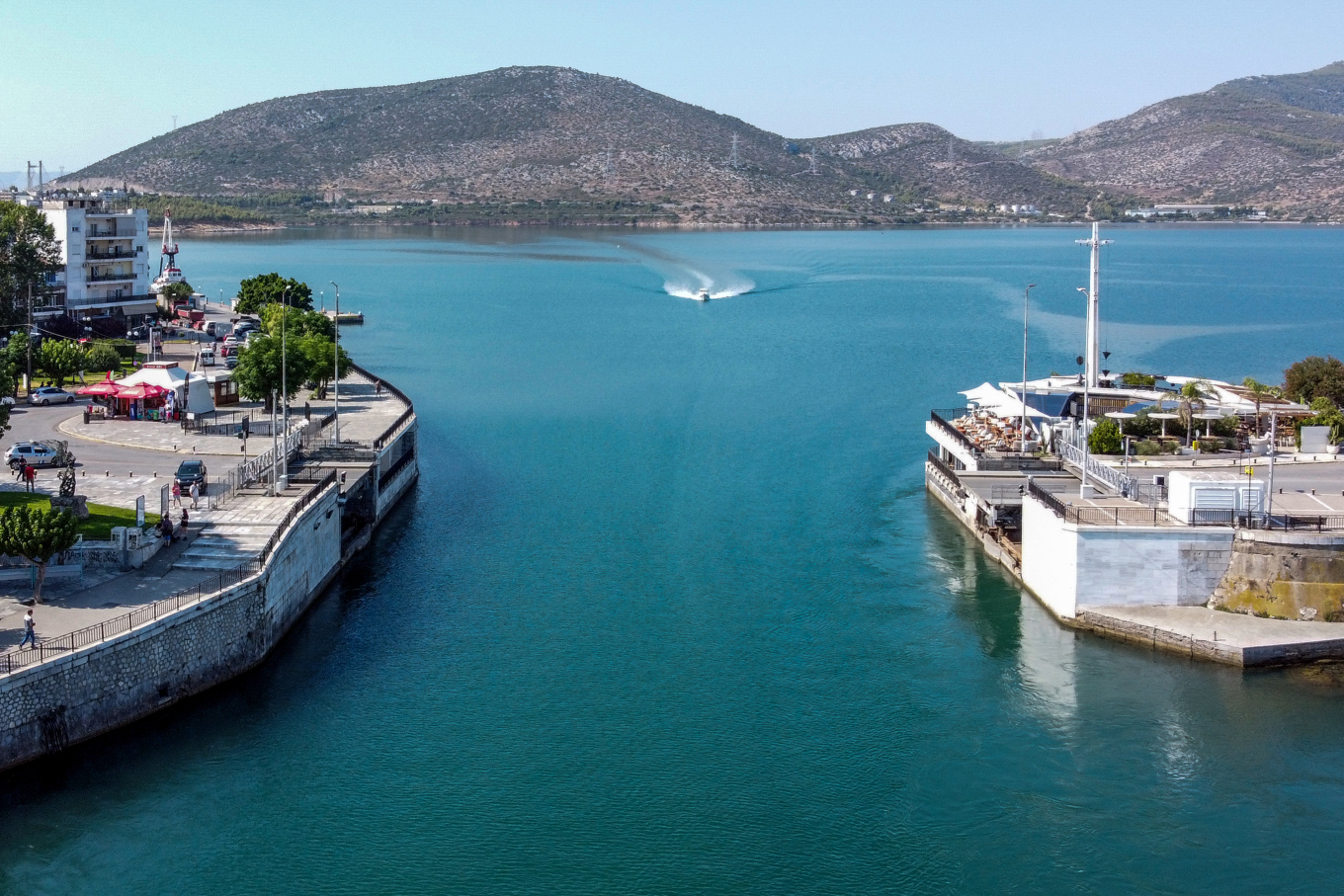 Χαλκίδα: Κομμένη στα δύο λόγω βλάβης στην χαμηλή γέφυρα του Ευρίπου