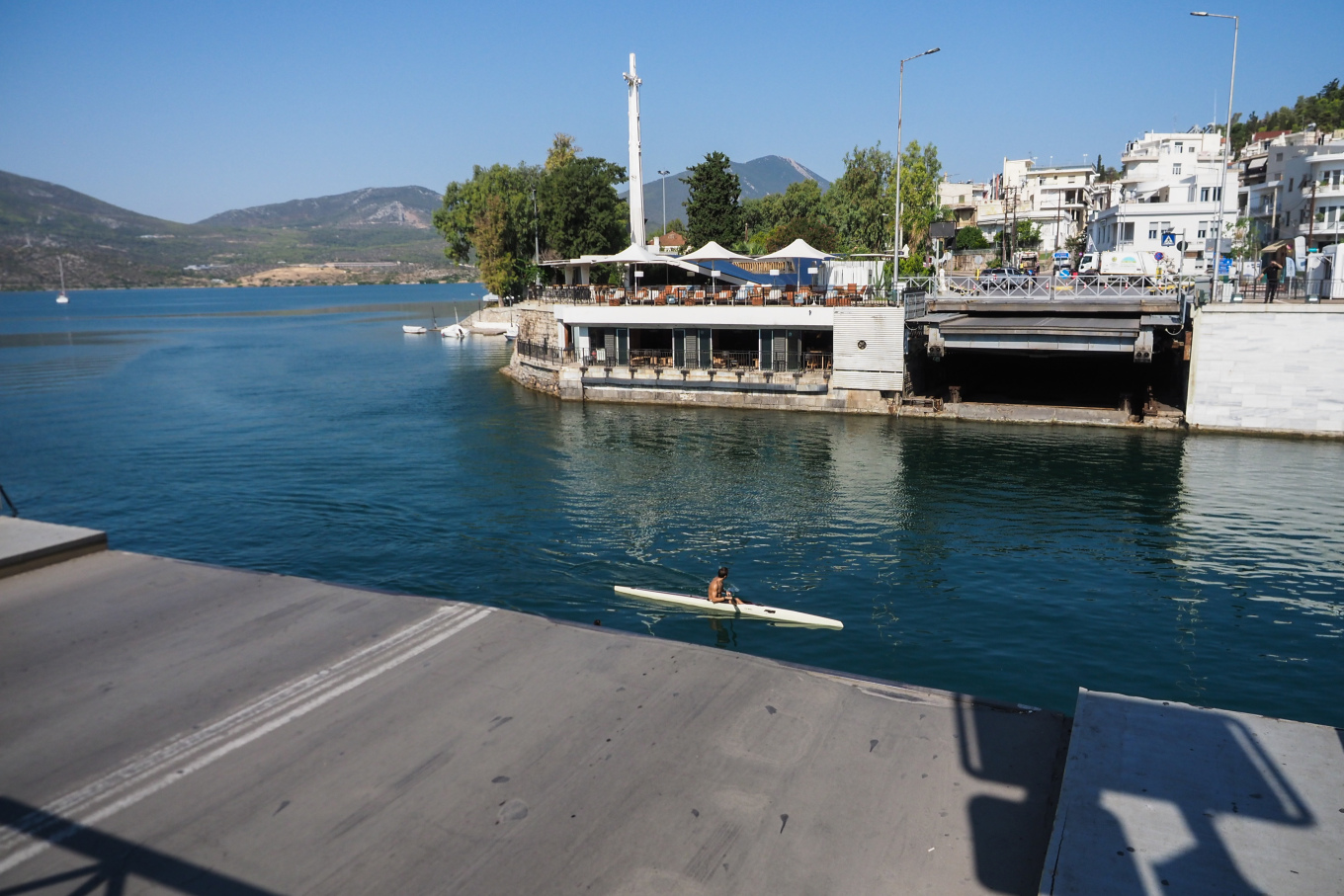 Χαλκίδα: Κομμένη στα δύο λόγω βλάβης στην χαμηλή γέφυρα του Ευρίπου