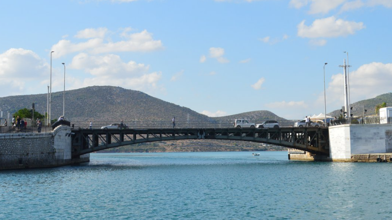 Χαλκίδα: Κομμένη στα δύο λόγω βλάβης στην χαμηλή γέφυρα του Ευρίπου