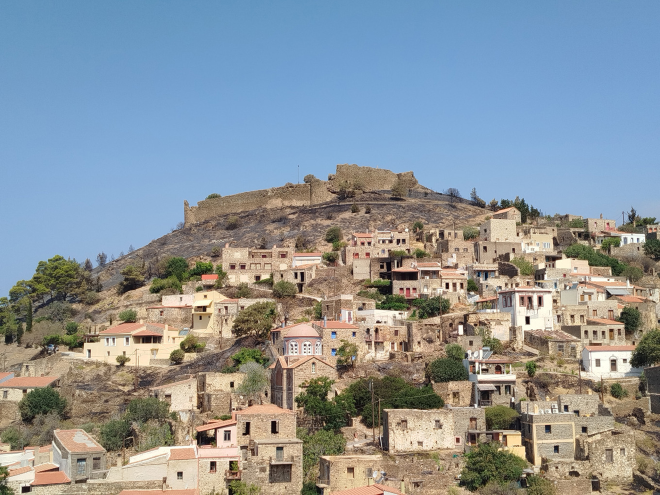 Χίος: Μικρές φθορές από τη φωτιά στο Κάστρο της Βολισσού