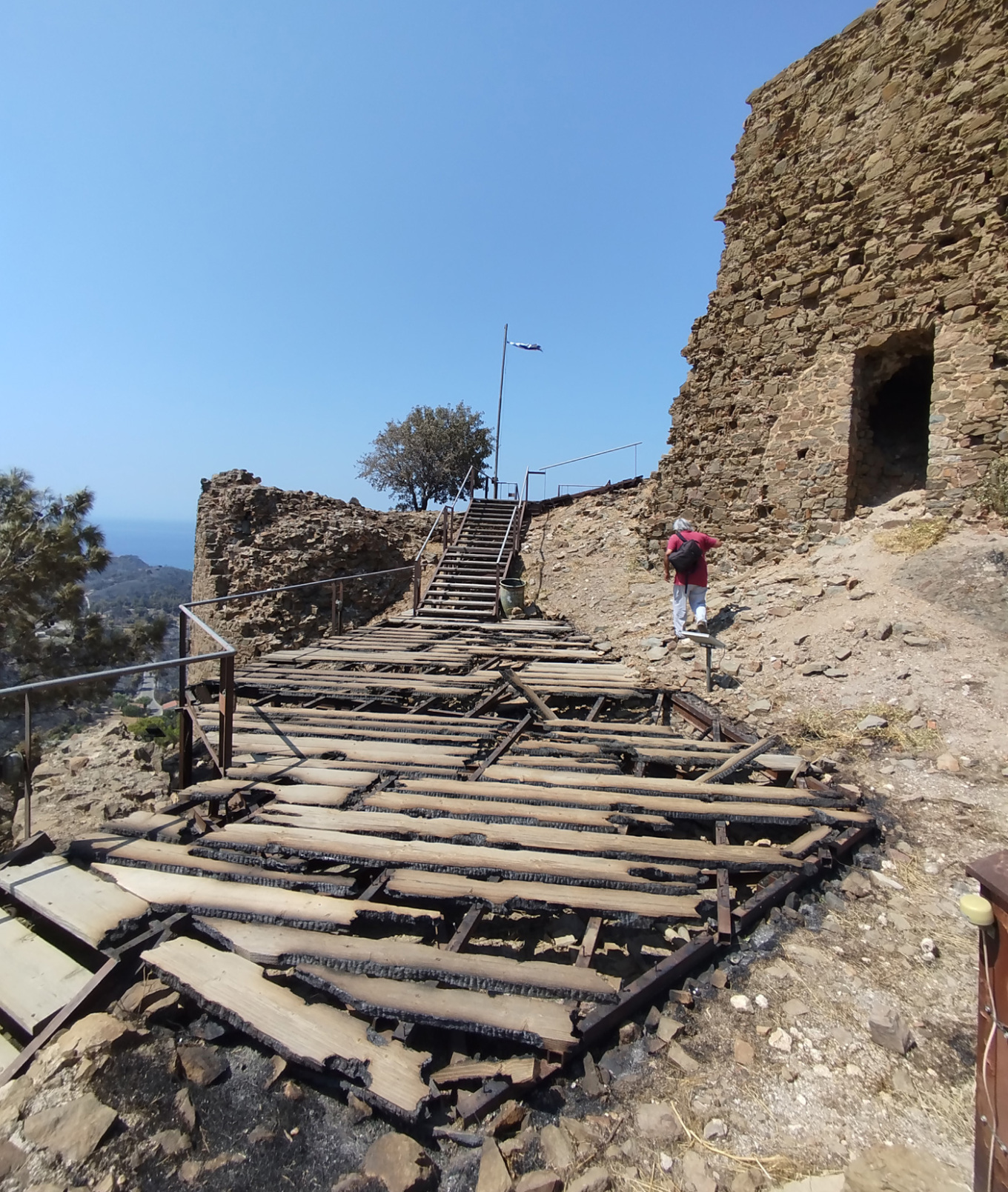 Χίος: Μικρές φθορές από τη φωτιά στο Κάστρο της Βολισσού