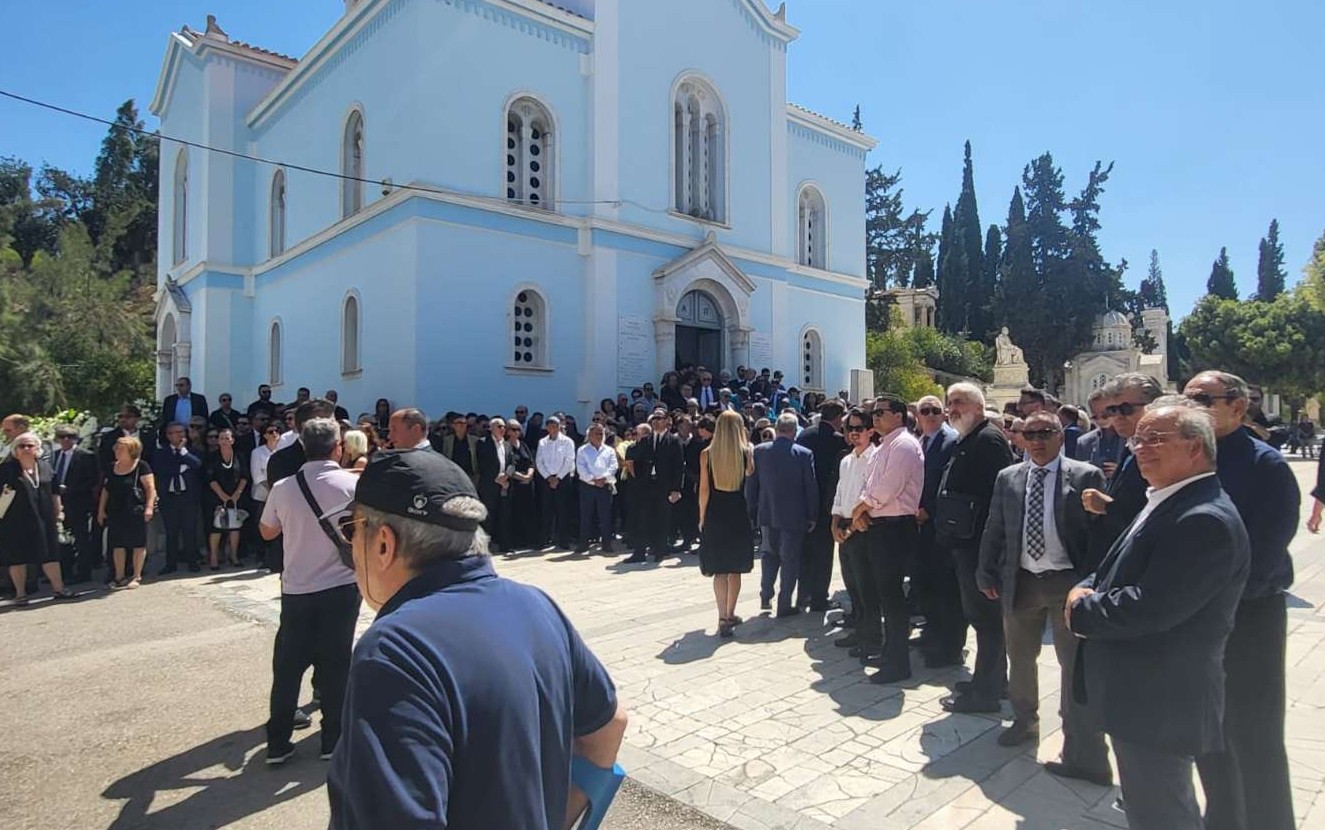 Το «τελευταίο αντίο» λένε στο Α΄ Νεκροταφείο συγγενείς και φίλοι στην κόρη του Αντώνη Σαμαρά, Λένα, που έφυγε από τη ζωή σε ηλικία 34 ετών την περασμένη Πέμπτη. Με ανακοίνωσή της η οικογένεια Σαμαρά ζητά, από όσους επιθυμούν, να ενισχύσουν φορείς με κοινωφελείς σκοπούς και δραστηριότητα αντί στεφάνου στην κηδεία της Λένας Σαμαρά. «Αντί στεφάνου για τη Λένα, η οικογένεια Σαμαρά παρακαλεί, όσους το επιθυμούν, να ενισχύσουν φορείς με κοινωφελείς σκοπούς και δραστηριότητα. Αυτό θα ήθελε η Λένα μας. Συγκεκριμένα