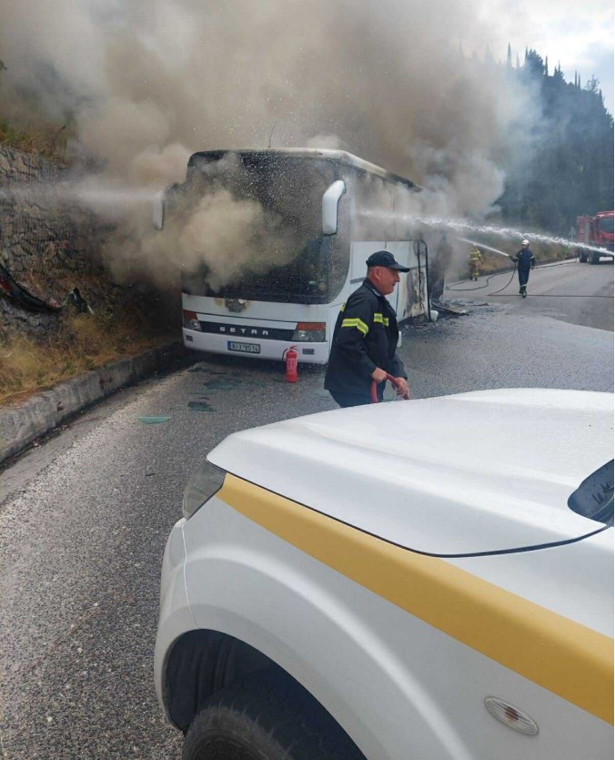 Κέρκυρα: Λεωφορείο τυλίχτηκε στις φλόγες