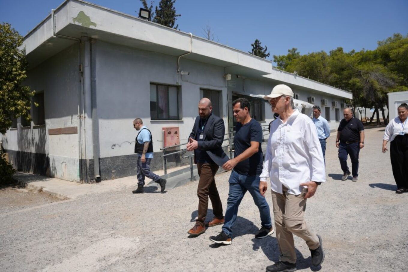 Πέντε δομές μεταναστών επισκέφτηκε ο Πλεύρης