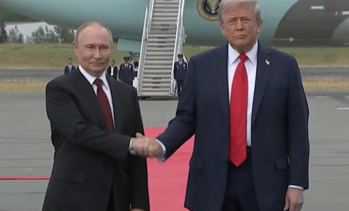 Θερμή υποδοχή Τραμπ στον Πούτιν στην Αλάσκα