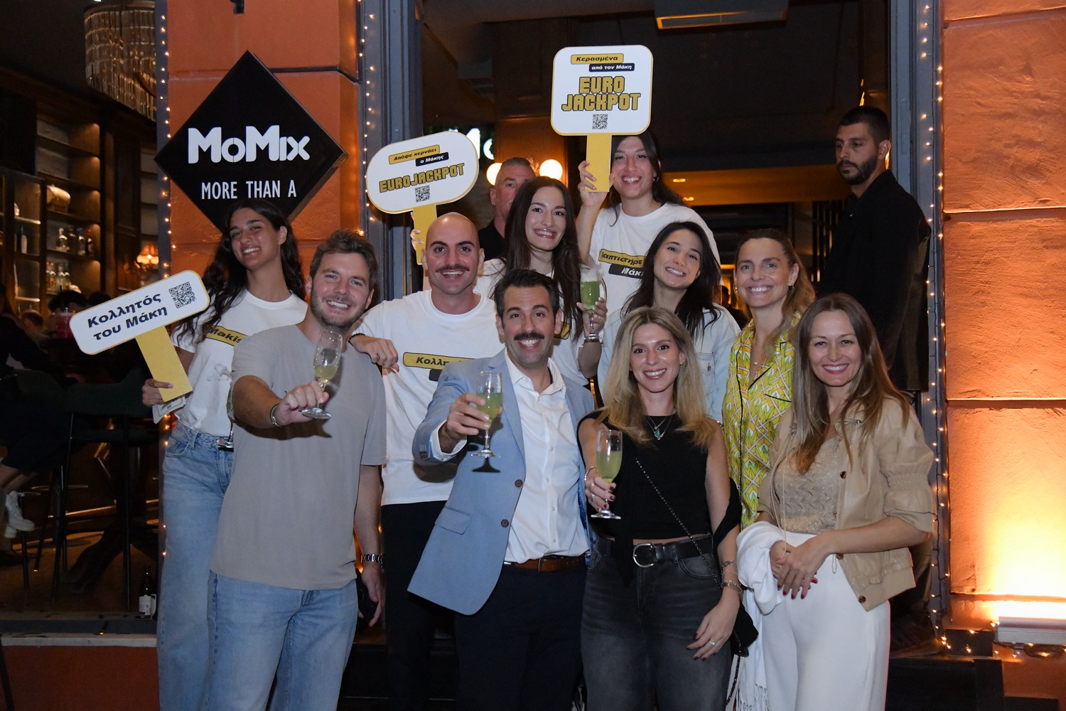 Μάκης κερνάει όλοι πίνουν