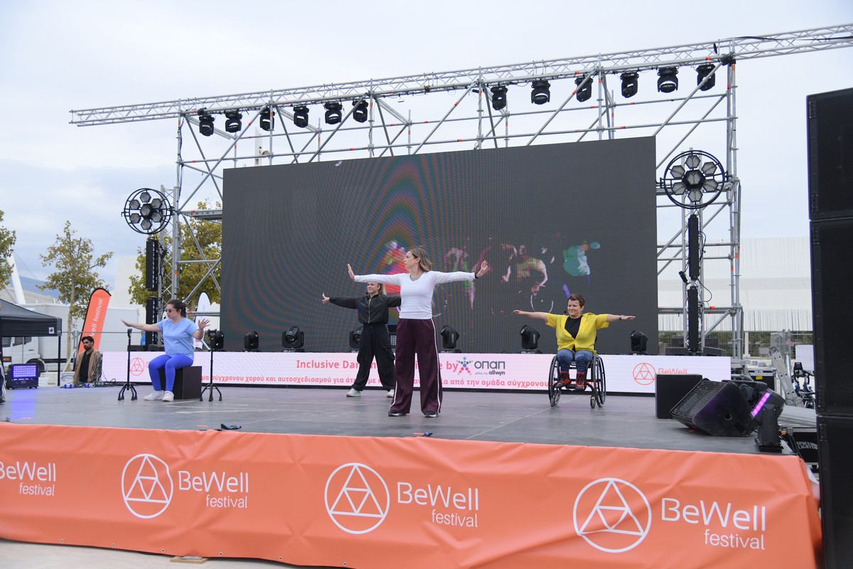 Επισκέπτες του φεστιβάλ συμμετέχουν στη χορευτική εμπειρία με την ομάδα χορού «ΕΞΙΣ»