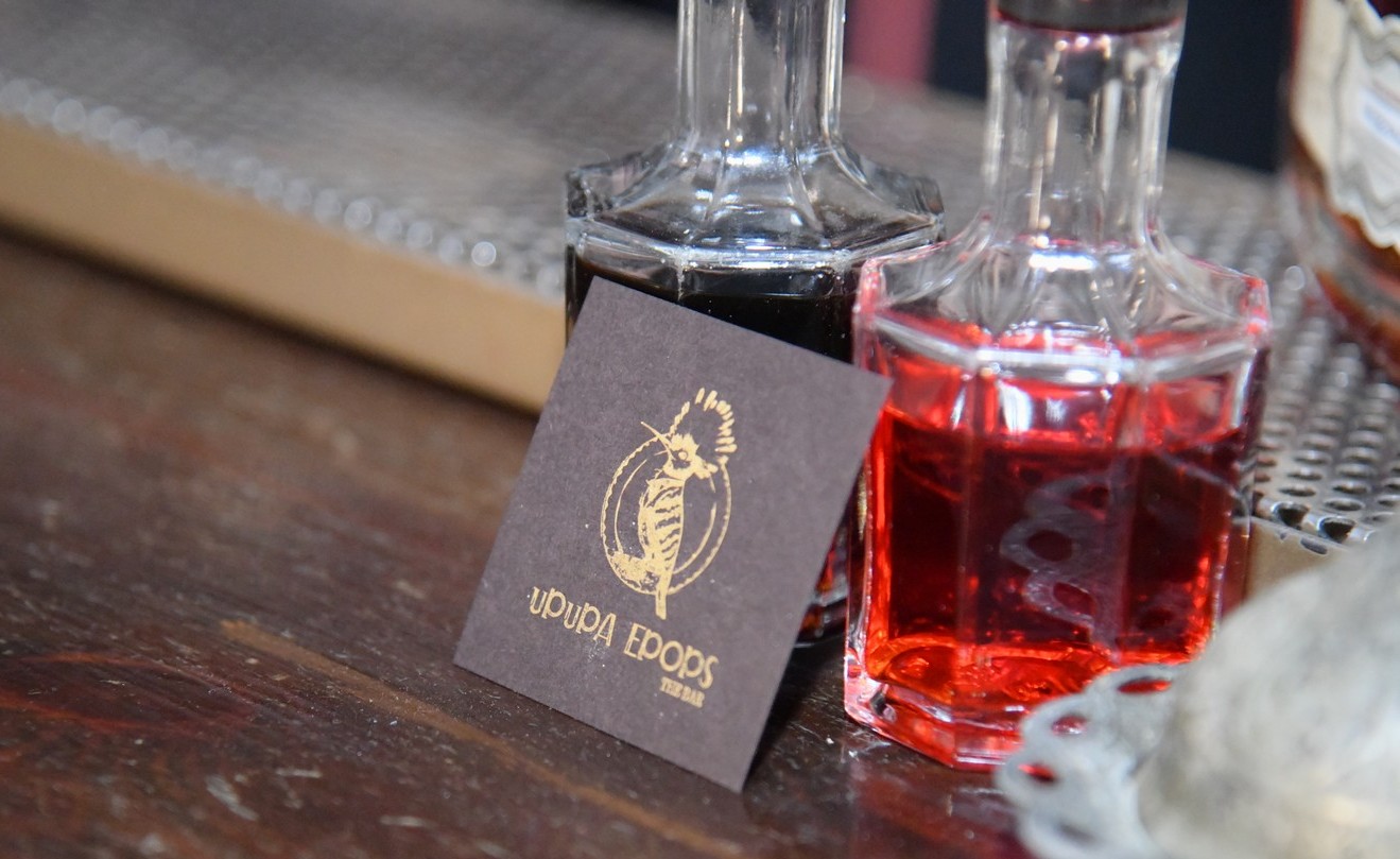 Μάκης κερνάει όλοι πίνουν