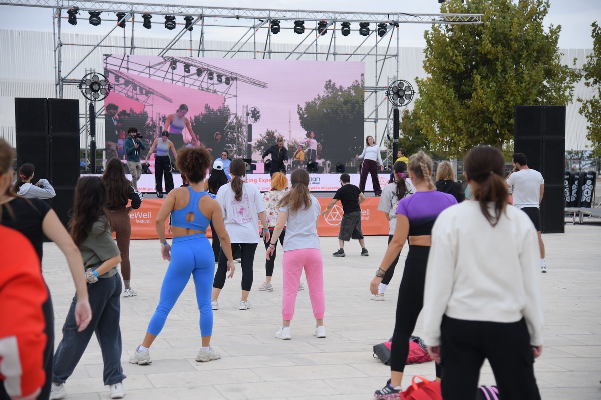 Επισκέπτες του φεστιβάλ συμμετέχουν στη χορευτική εμπειρία με την ομάδα χορού «ΕΞΙΣ»