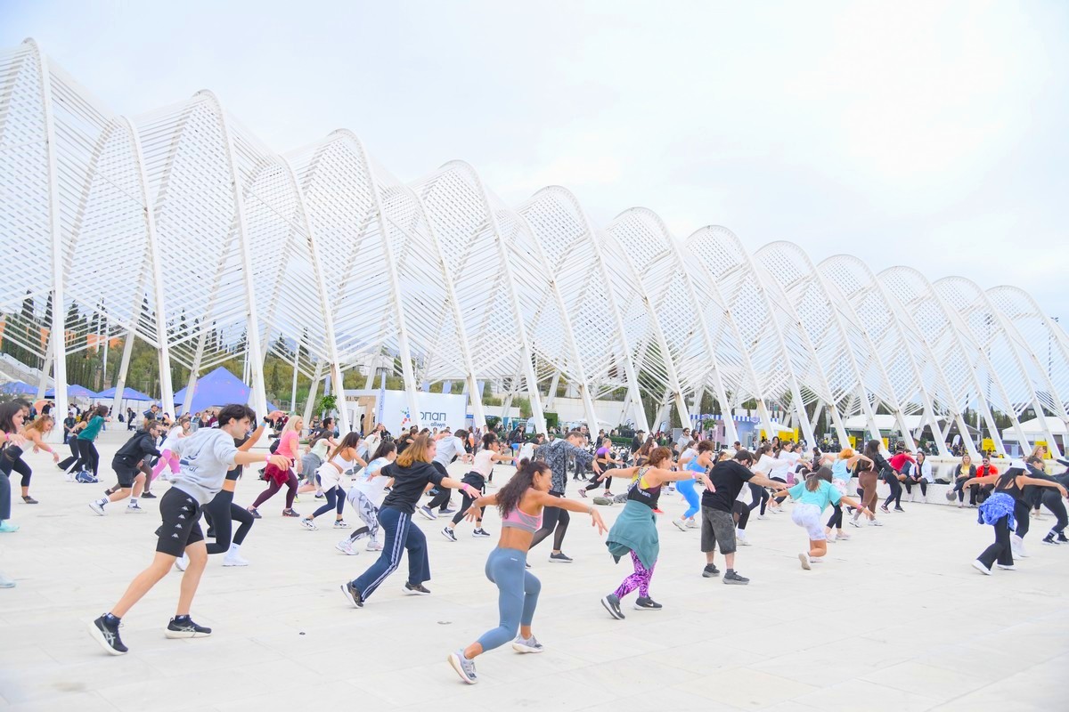 Επισκέπτες του φεστιβάλ συμμετέχουν στη χορευτική εμπειρία με την ομάδα χορού «ΕΞΙΣ»