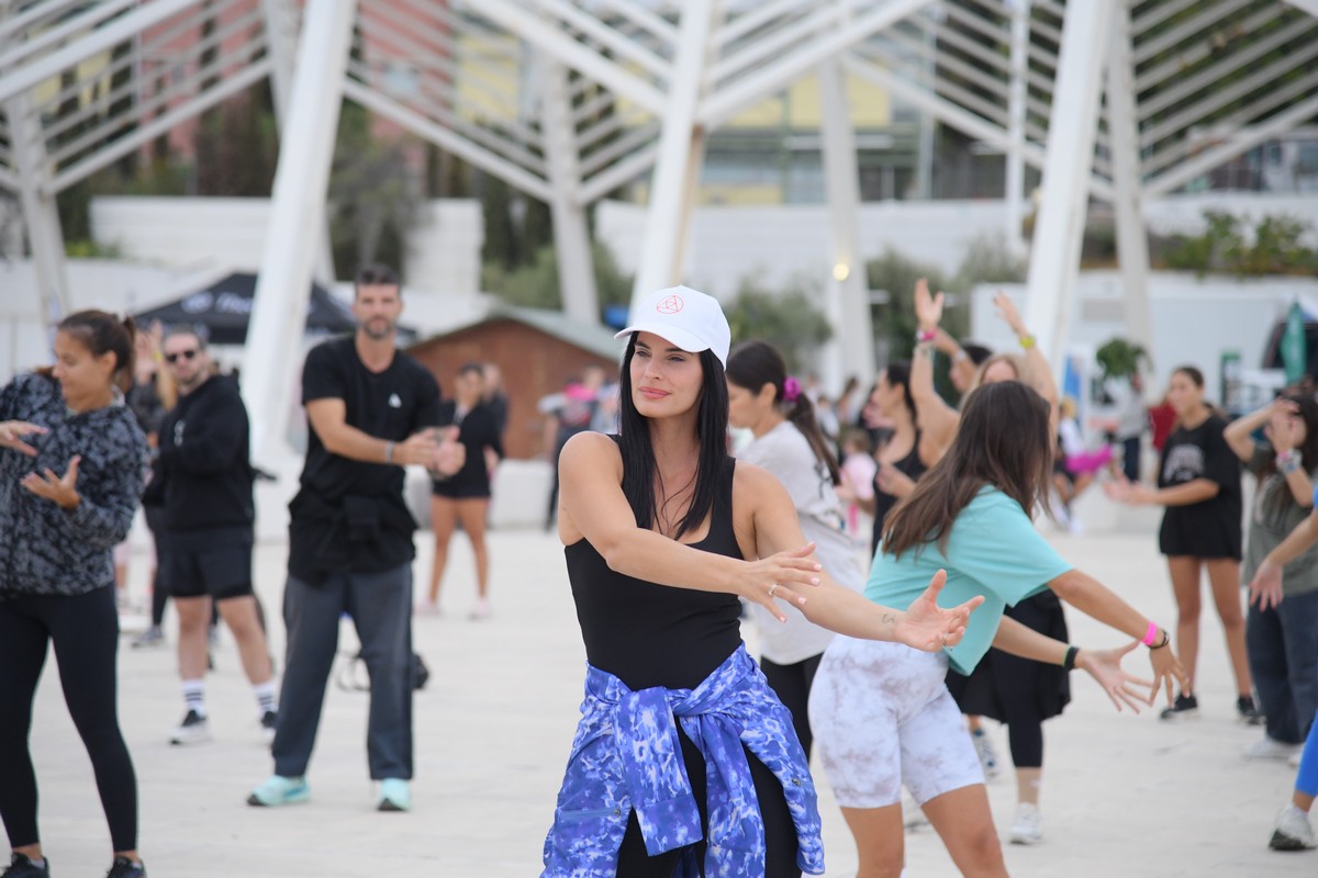 Επισκέπτες του φεστιβάλ συμμετέχουν στη χορευτική εμπειρία με την ομάδα χορού «ΕΞΙΣ»