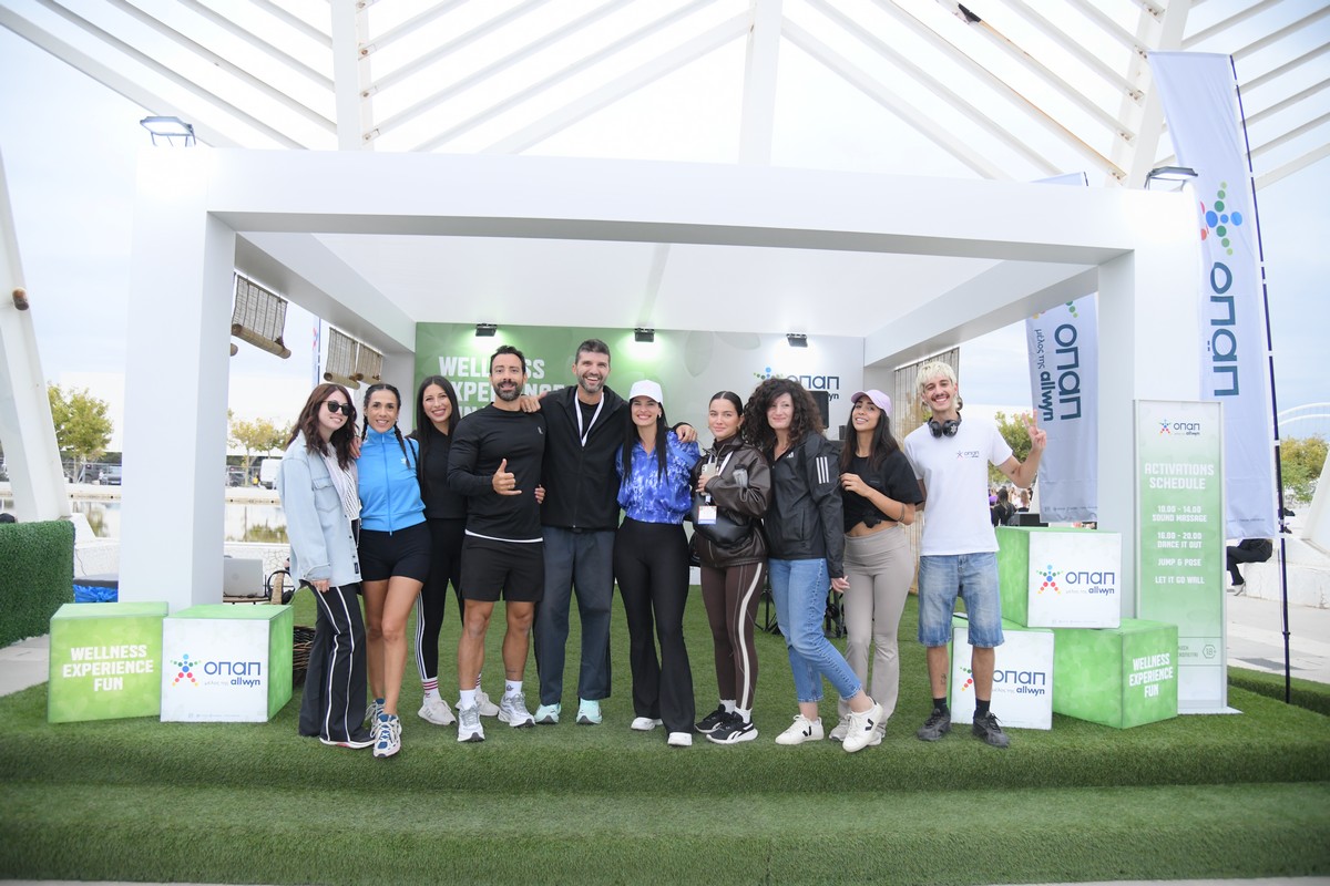 Ο Σάκης Τανιμανίδης και η Χριστίνα Μπόμπα με την ομάδα του ΟΠΑΠ