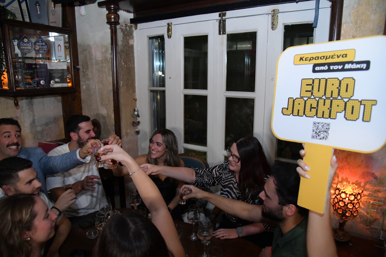 Μάκης κερνάει όλοι πίνουν