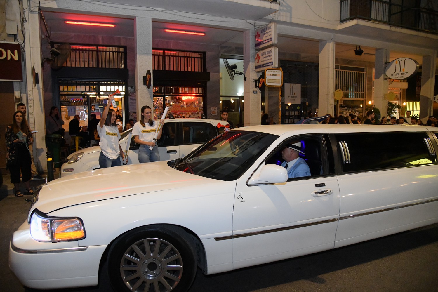 Μάκης κερνάει όλοι πίνουν