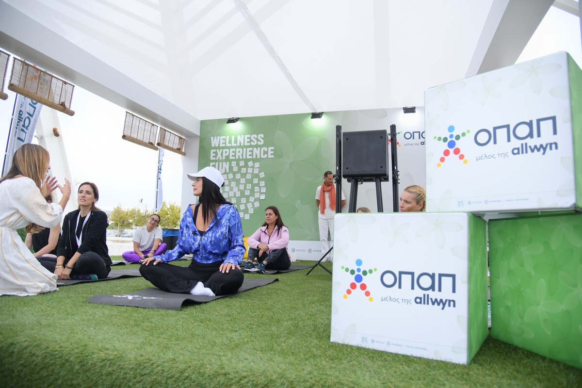 Επισκέπτες του φεστιβάλ και η Χριστίνα Μπόμπα δοκιμάζουν την εμπειρία του ηχομασάζ