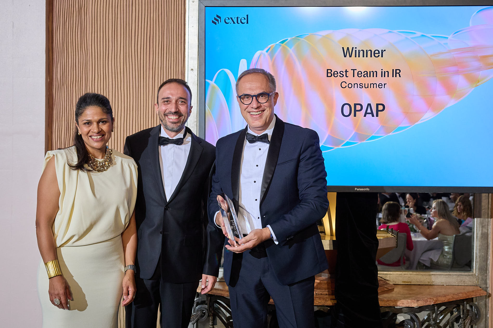 Amani Korayeim, Director Corporate Product & Partnerships Europe/EMEA, Extel, Γιάννης Παύλου, Head of CEO Office, και Νίκος Πολυμενάκος, Διευθυντής Επενδυτικών Σχέσεων του ΟΠΑΠ