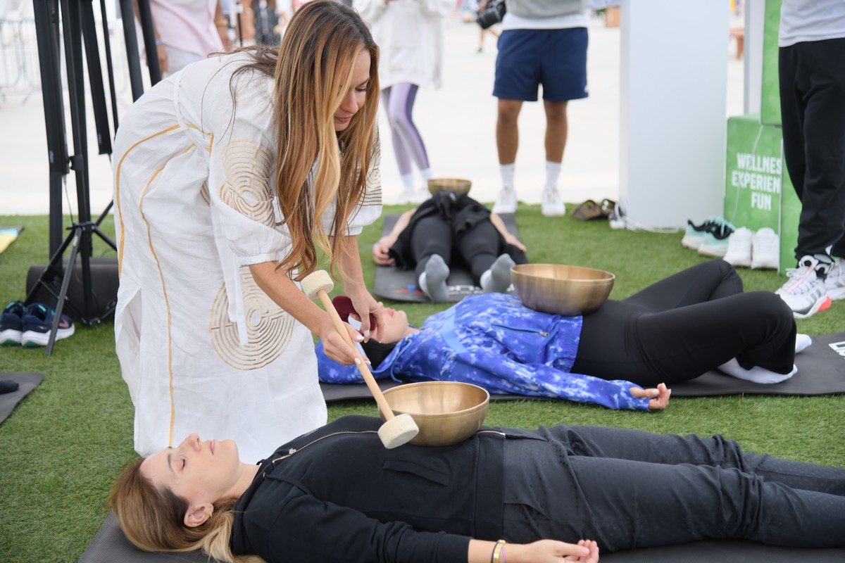 Επισκέπτες του φεστιβάλ και η Χριστίνα Μπόμπα δοκιμάζουν την εμπειρία του ηχομασάζ