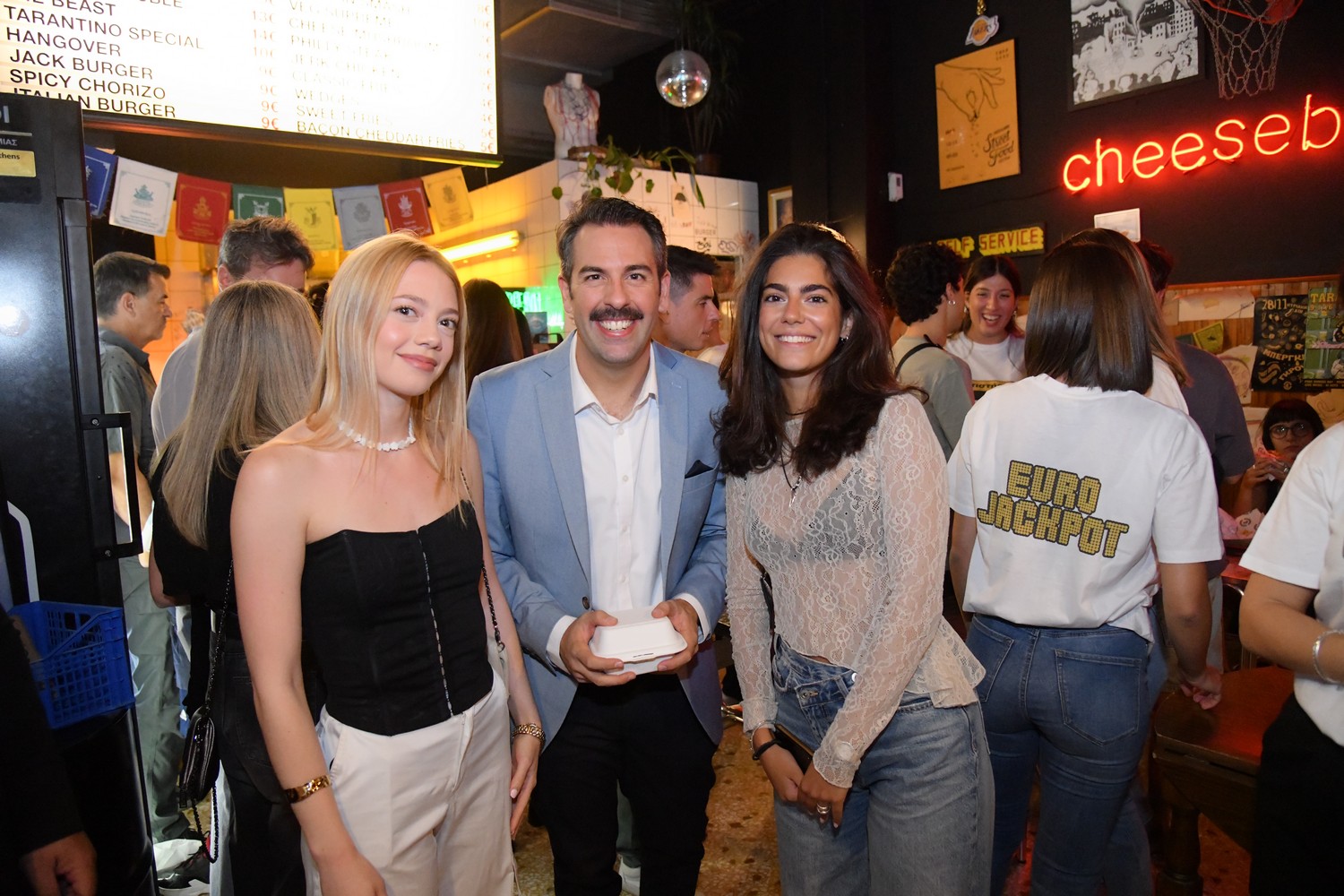 Μάκης κερνάει όλοι πίνουν