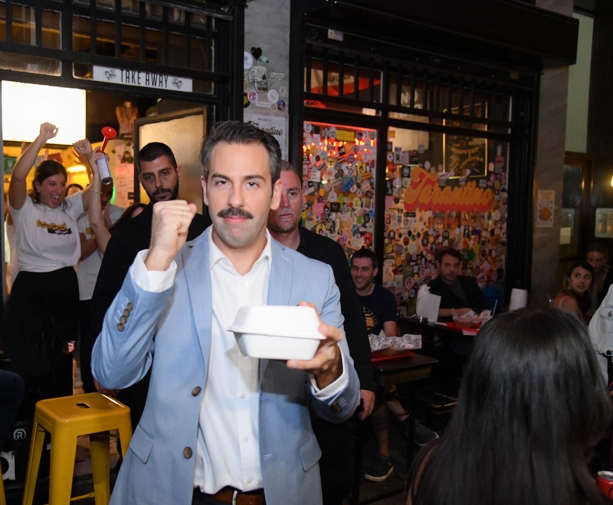 Μάκης κερνάει όλοι πίνουν