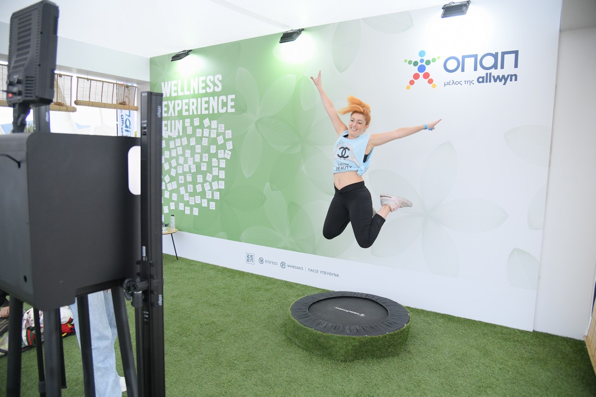 Κόσμος βγάζει φωτογραφίες στο photobooth