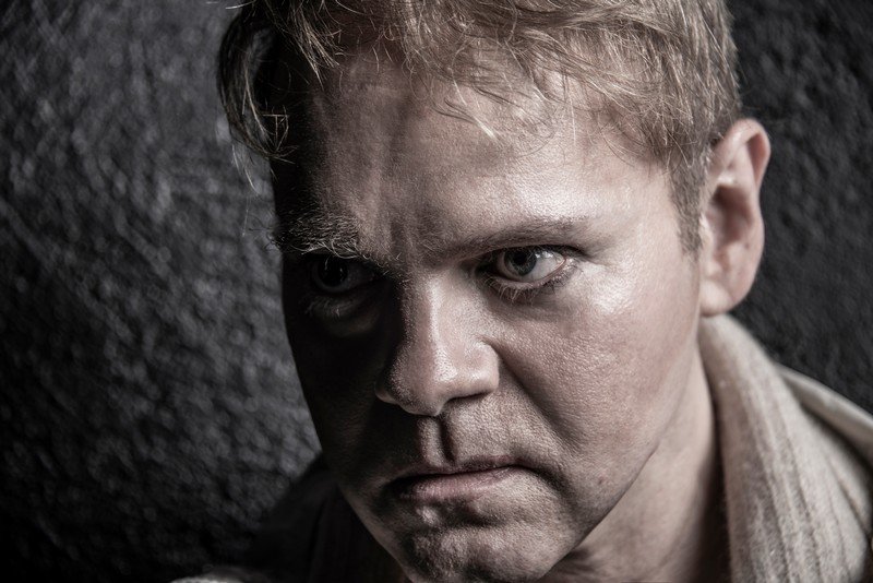 Στο Θέατρο Μικρός Κεραμεικός παρουσιάζεται για δεύτερη χρονιά, λόγω επιτυχίας, η παράσταση «Η ΓΕΝΝΗΣΗ ΕΝΟΣ ΦΑΣΙΣΤΑ Η ΑΠΟΛΟΓΙΑ ΤΟΥ ΘΕΟΦΙΛΟΥ ΤΣΑΦΟΥ» από την Τετάρτη 1 η Οκτωβρίου, και κάθε Τετάρτη στις 19:00 για τέσσερις μόνο παραστάσεις. Μια αποτρόπαια Γυναικοκτονία συγκλονίζει την κοινή γνώμη στα χρόνια της χούντας. Ο Νίκος Κουνδουρος πολιτικός μετανάστης στο Λονδίνο τότε, παρακολουθεί τη μεγάλη κοινωνική διάσταση που πήρε η πολύκροτη δίκη και με αφορμή αυτό το γεγονός, γράφει ένα συγκλονιστικό μονόδραμα. Έ