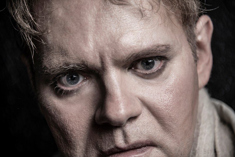 Στο Θέατρο Μικρός Κεραμεικός παρουσιάζεται για δεύτερη χρονιά, λόγω επιτυχίας, η παράσταση «Η ΓΕΝΝΗΣΗ ΕΝΟΣ ΦΑΣΙΣΤΑ Η ΑΠΟΛΟΓΙΑ ΤΟΥ ΘΕΟΦΙΛΟΥ ΤΣΑΦΟΥ» από την Τετάρτη 1 η Οκτωβρίου, και κάθε Τετάρτη στις 19:00 για τέσσερις μόνο παραστάσεις. Μια αποτρόπαια Γυναικοκτονία συγκλονίζει την κοινή γνώμη στα χρόνια της χούντας. Ο Νίκος Κουνδουρος πολιτικός μετανάστης στο Λονδίνο τότε, παρακολουθεί τη μεγάλη κοινωνική διάσταση που πήρε η πολύκροτη δίκη και με αφορμή αυτό το γεγονός, γράφει ένα συγκλονιστικό μονόδραμα. Έ