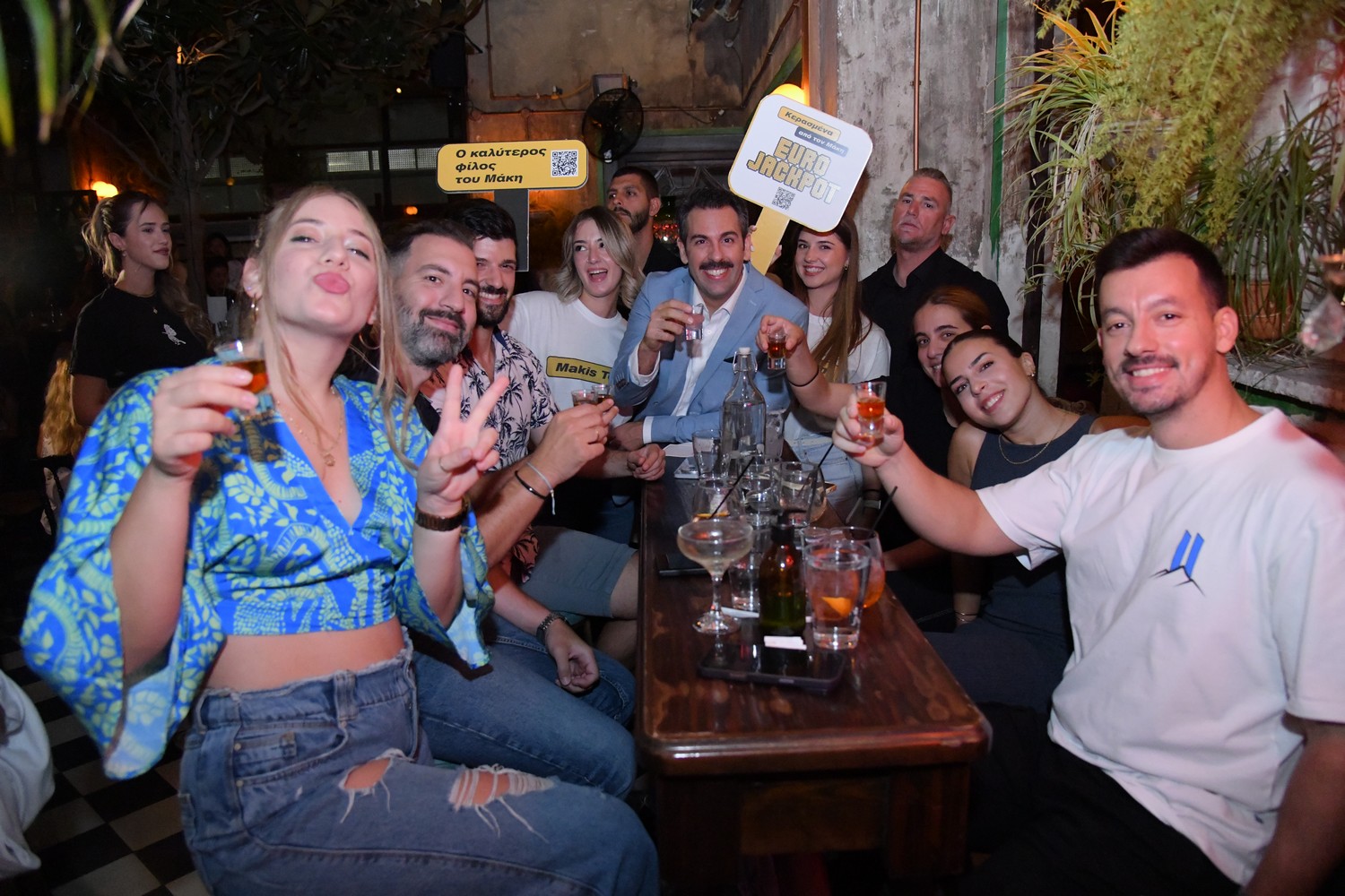 Μάκης κερνάει όλοι πίνουν