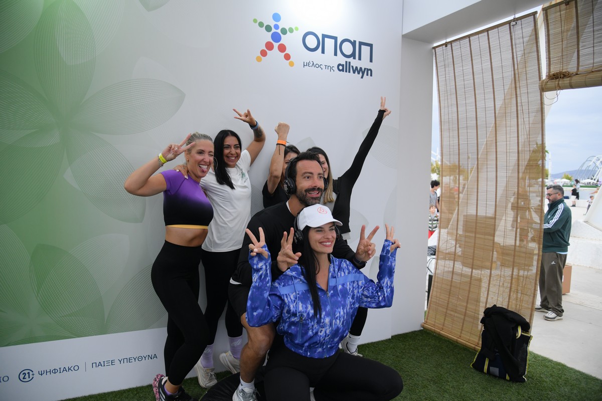 Κόσμος βγάζει φωτογραφίες στο photobooth