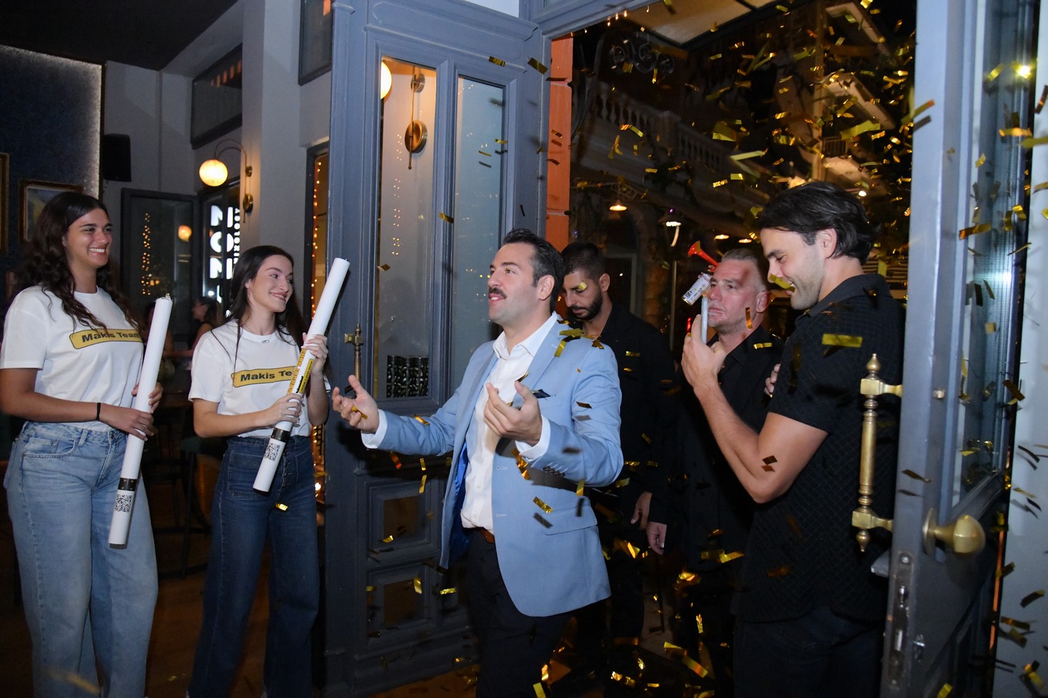 Μάκης κερνάει όλοι πίνουν