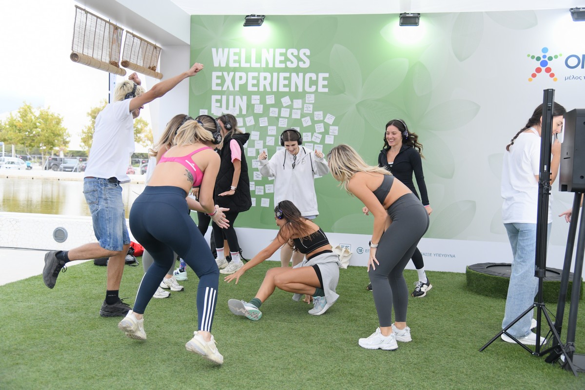 Επισκέπτες χορεύουν στη Silent Disco Powered by OΠΑΠ