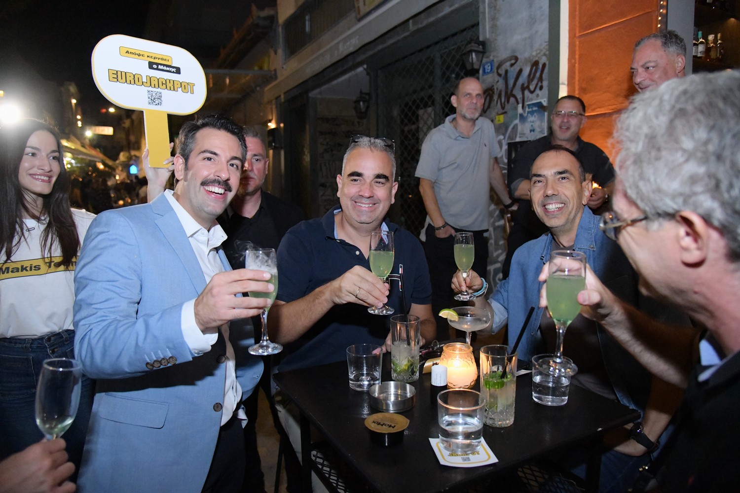 Μάκης κερνάει όλοι πίνουν