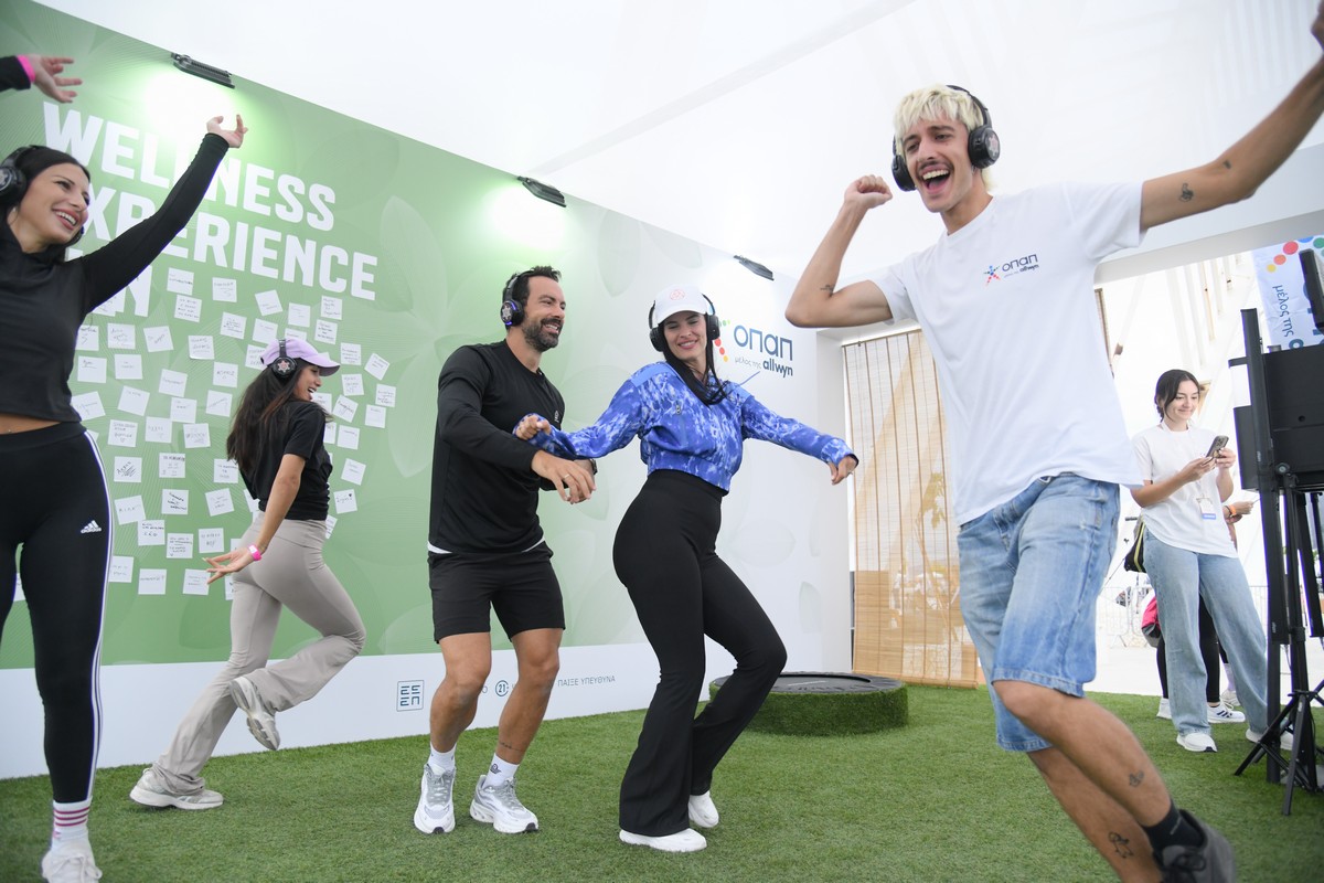 Επισκέπτες χορεύουν στη Silent Disco Powered by OΠΑΠ