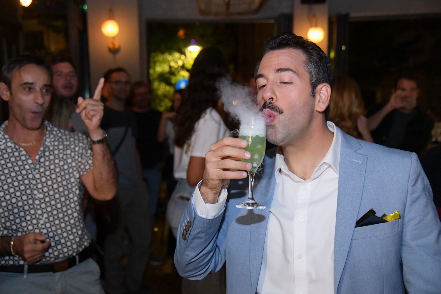 Μάκης κερνάει όλοι πίνουν