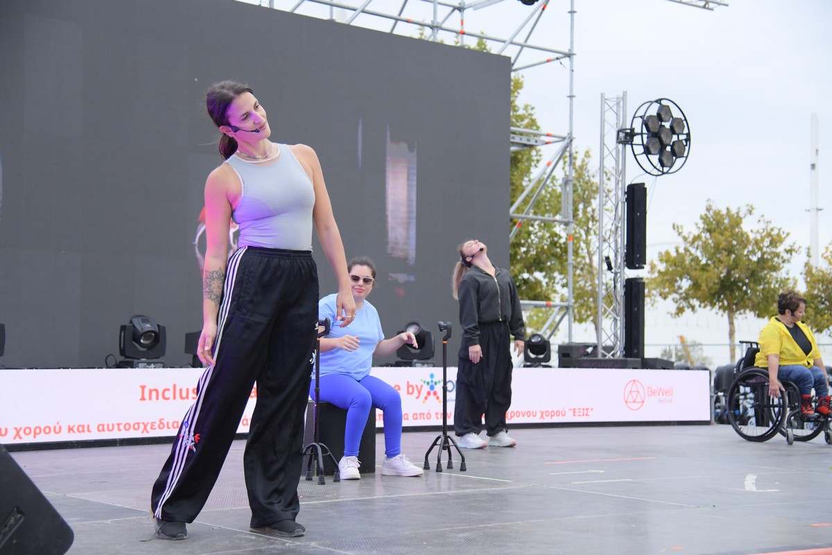 Η ομάδα χορού «ΕΞΙΣ», με τη χοροθεραπεύτρια Άννα Βεκιάρη στο μάθημα σύγχρονου χορού powered by OΠΑΠ