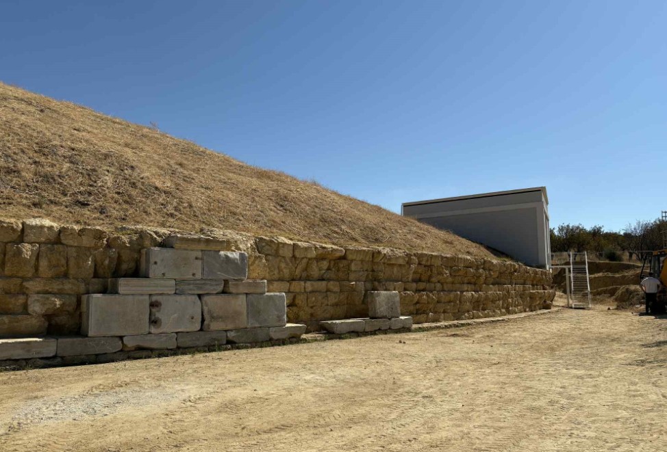 Η υπουργός Πολιτισμού, Λίνα Μενδώνη, βρέθηκε το πρωί στην περιοχή, για αυτοψία στα έργα που εκτελούνται στο μνημείο.