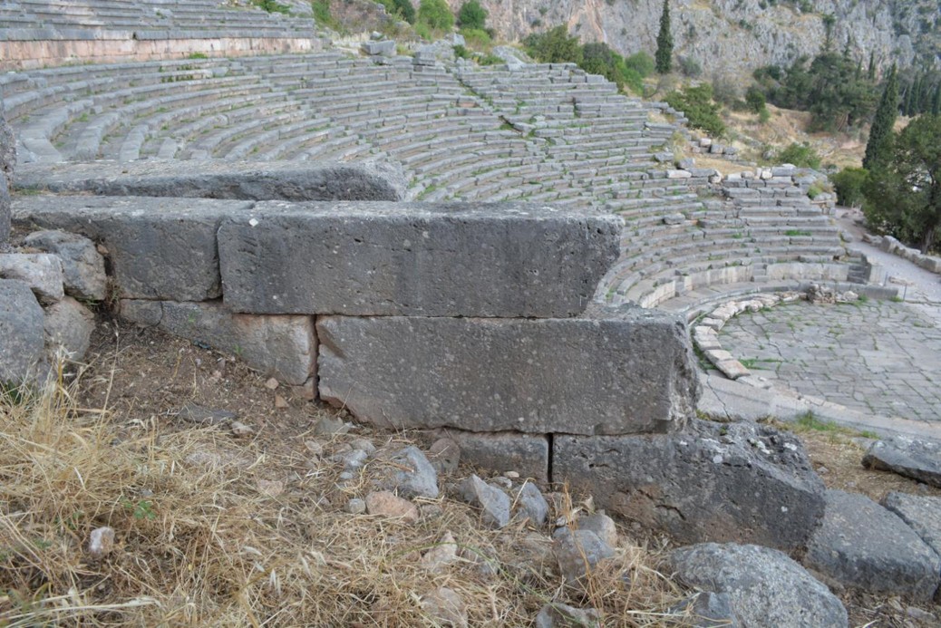 Σε εξέλιξη οι εργασίες αποκατάστασης του αρχαίου θεάτρου Δελφών