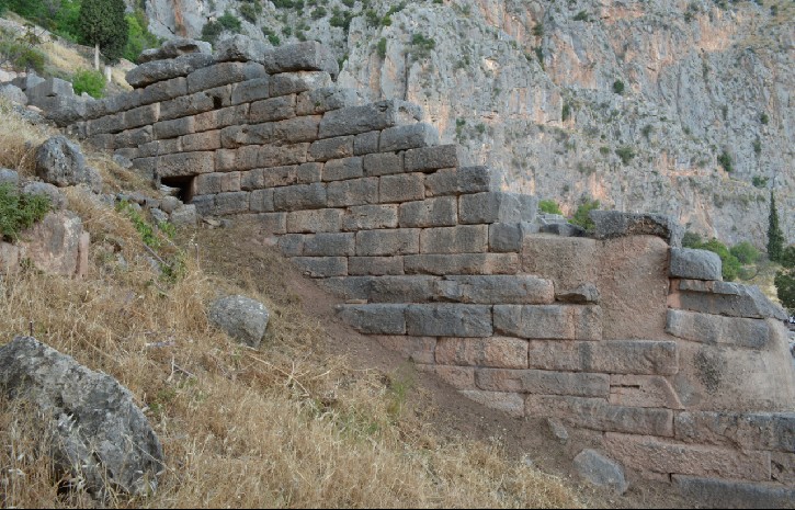 Σε εξέλιξη οι εργασίες αποκατάστασης του αρχαίου θεάτρου Δελφών