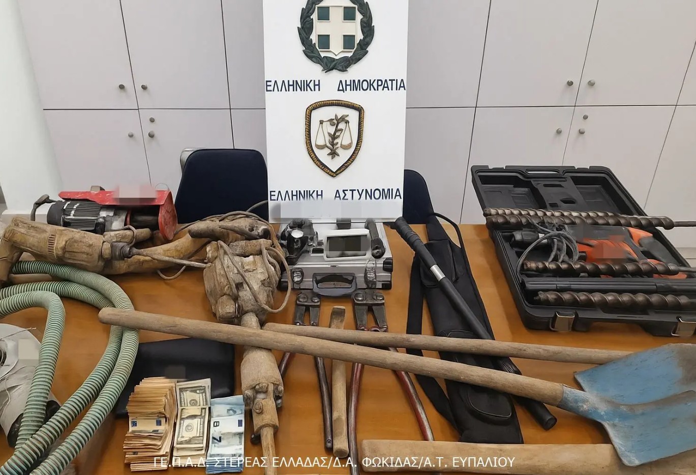 Υπόγειο τούνελ 12 μέτρων έσκαψαν σε ξένο χωράφι και σε κοντινή απόσταση από τον αρχαιολογικό χώρο στη Φωκίδα.  Το απόγευμα της Παρασκευής συνελήφθησαν δύο Έλληνες σε περιοχή της Φωκίδας, από αστυνομικούς του Αστυνομικού Τμήματος Ευπαλίου, για παράβαση της νομοθεσίας περί προστασίας αρχαιοτήτων και εν γένει της πολιτιστικής κληρονομιάς. Μετά από κατάλληλη αξιοποίηση πληροφοριακών στοιχείων και διενέργεια εκτεταμένων ερευνών στην ευρύτερη περιοχή, οι συλληφθέντες εντοπίστηκαν σε αγροτεμάχιο μη ιδιοκτησίας του