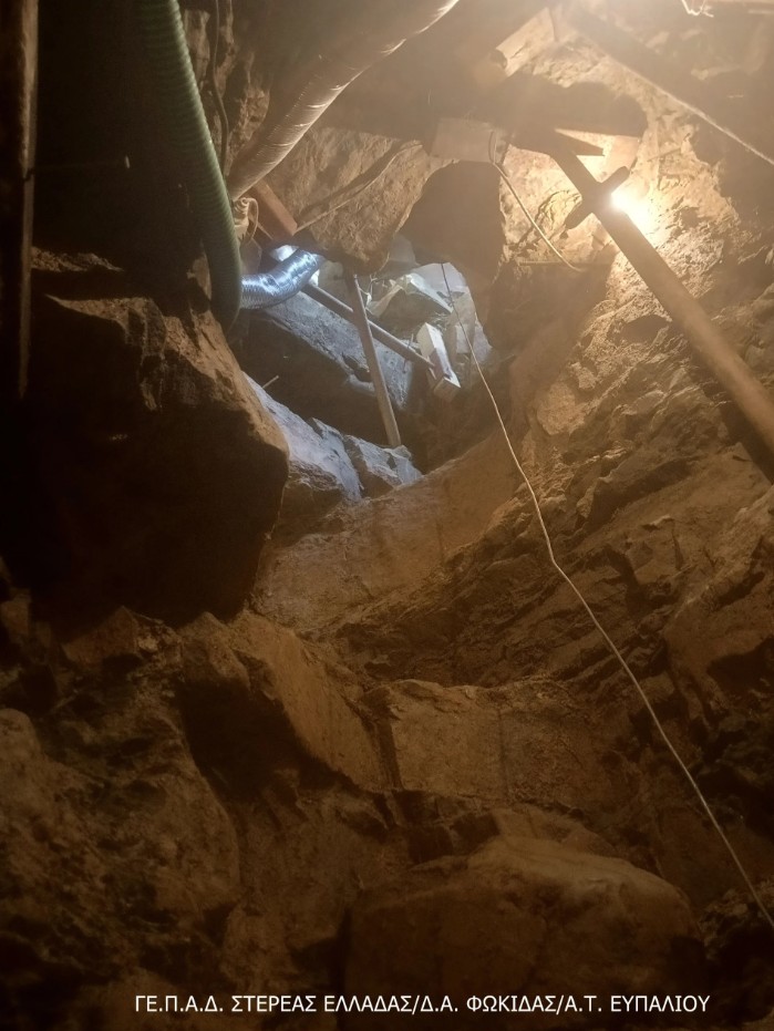 Υπόγειο τούνελ 12 μέτρων έσκαψαν σε ξένο χωράφι και σε κοντινή απόσταση από τον αρχαιολογικό χώρο στη Φωκίδα.  Το απόγευμα της Παρασκευής συνελήφθησαν δύο Έλληνες σε περιοχή της Φωκίδας, από αστυνομικούς του Αστυνομικού Τμήματος Ευπαλίου, για παράβαση της νομοθεσίας περί προστασίας αρχαιοτήτων και εν γένει της πολιτιστικής κληρονομιάς. Μετά από κατάλληλη αξιοποίηση πληροφοριακών στοιχείων και διενέργεια εκτεταμένων ερευνών στην ευρύτερη περιοχή, οι συλληφθέντες εντοπίστηκαν σε αγροτεμάχιο μη ιδιοκτησίας του