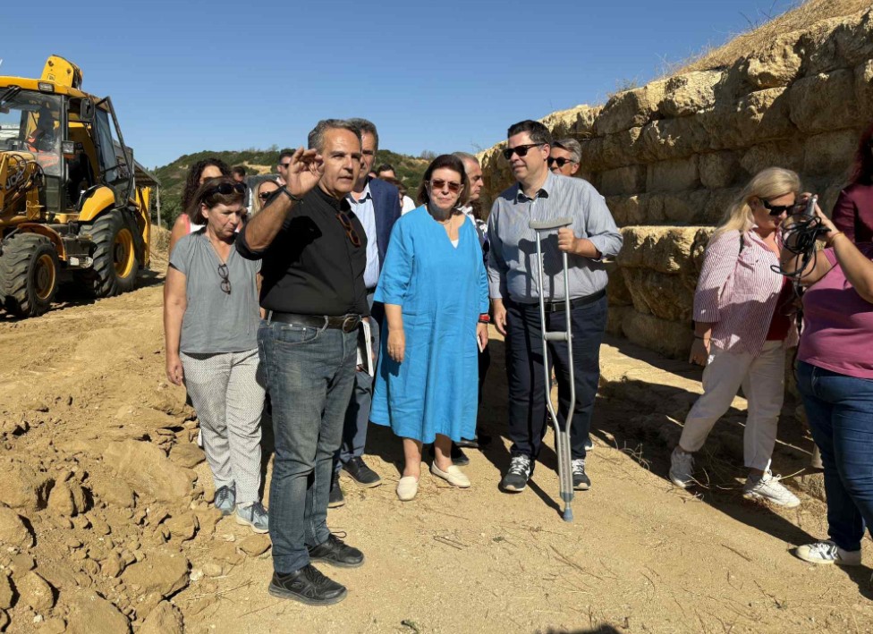 Η υπουργός Πολιτισμού, Λίνα Μενδώνη, βρέθηκε το πρωί στην περιοχή, για αυτοψία στα έργα που εκτελούνται στο μνημείο.