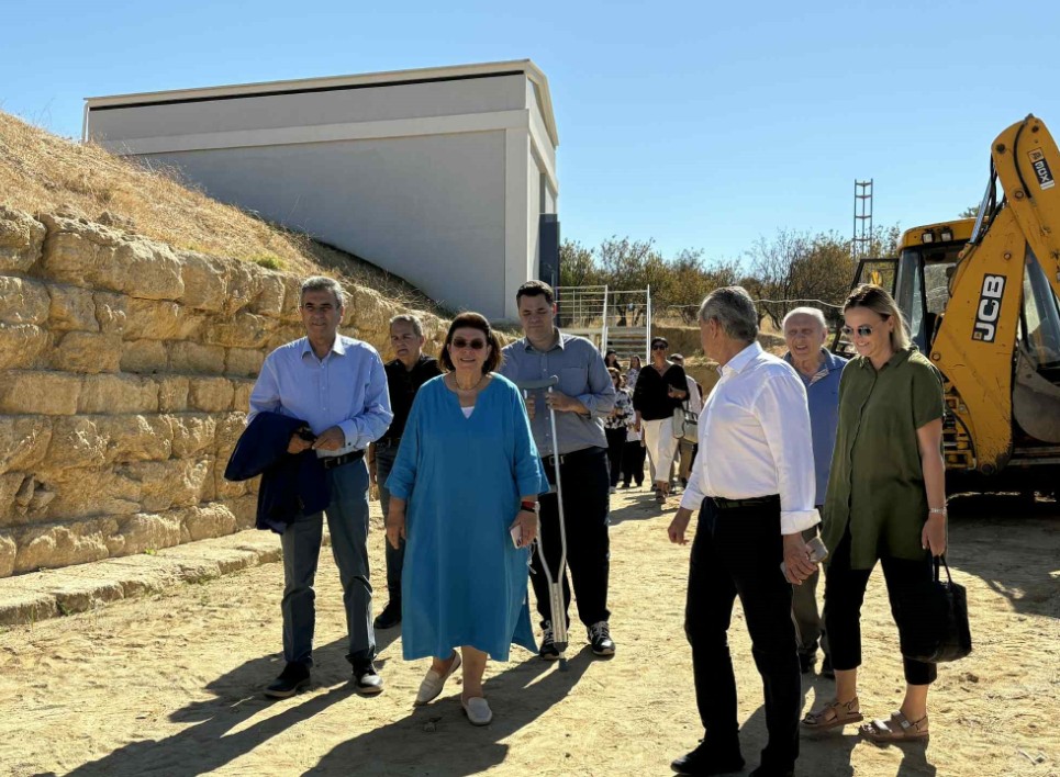 Η υπουργός Πολιτισμού, Λίνα Μενδώνη, βρέθηκε το πρωί στην περιοχή, για αυτοψία στα έργα που εκτελούνται στο μνημείο.