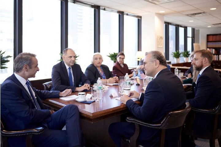 Συνάντηση Μητσοτάκη με τον ειδικό σύμβουλο του Τραμπ για την Αφρική