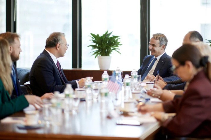 Συνάντηση Μητσοτάκη με τον ειδικό σύμβουλο του Τραμπ για την Αφρική