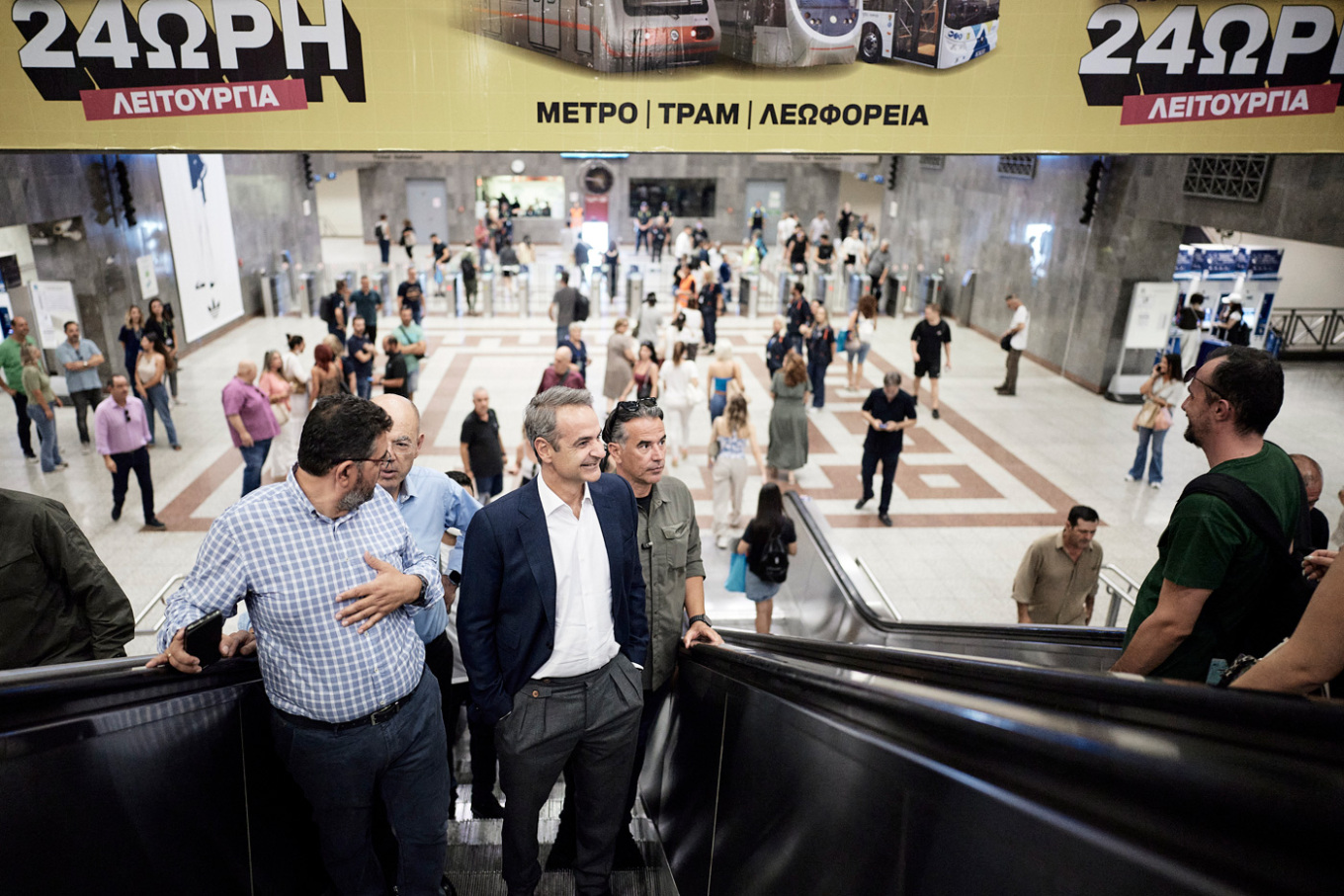 Ο Μητσοτάκης επισκέφτηκε το Μετρό στο Σύνταγμα