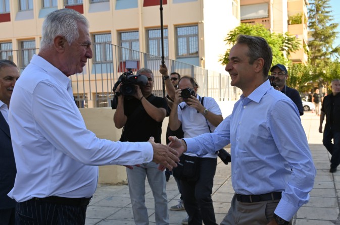 Ο Πρωθυπουργός, συνοδευόμενος από την Υπουργό Παιδείας, Θρησκευμάτων και Αθλητισμού Σοφία Ζαχαράκη και τον Δήμαρχο Περιστερίου Ανδρέα Παχατουρίδη, ξεναγήθηκε στις ανακαινισμένες εγκαταστάσεις του 5ου Γυμνασίου και του 5ου Γενικού Λυκείου Περιστερίου από τον Πρόεδρο του Ιδρύματος Ωνάση Αντώνη Παπαδημητρίου και τον Διευθυντή του Λυκείου, Ιωάννη Μανιατάκο. Ο Πρωθυπουργός συνομίλησε με μαθητές και εκπαιδευτικούς, οι οποίοι του μετέφεραν τις εντυπώσεις τους από τις πρώτες ημέρες εφαρμογής του νέου αυτού θεσμού σ